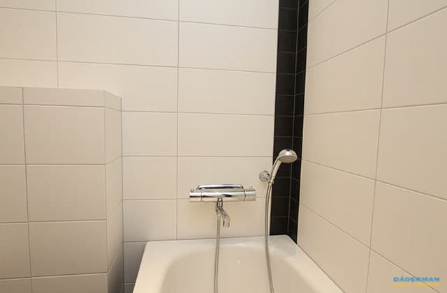 Modernt badrum med svart badkar