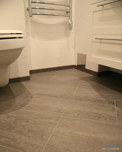 Modernt badrum med hörngolvbrun