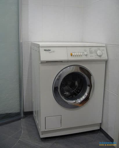 Modernt badrum med hörngolvbrun