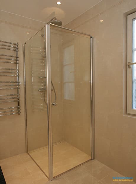 Nordiskt badrum med unik handfatsbänk