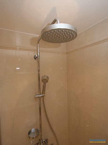 Nordiskt badrum med unik handfatsbänk