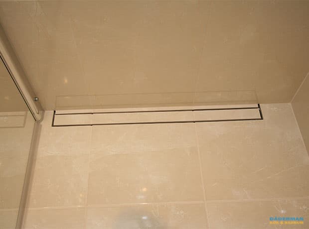 Nordiskt badrum med unik handfatsbänk