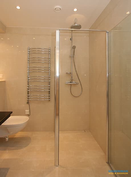 Nordiskt badrum med unik handfatsbänk