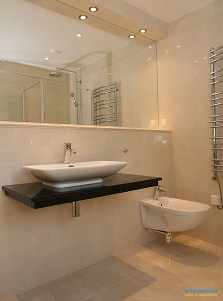 Nordiskt badrum med unik handfatsbänk