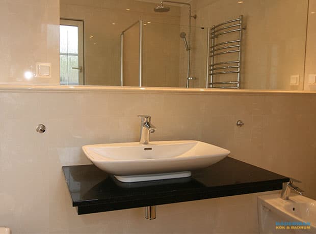 Nordiskt badrum med unik handfatsbänk