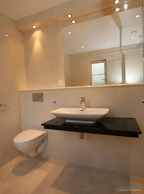 Nordiskt badrum med unik handfatsbänk