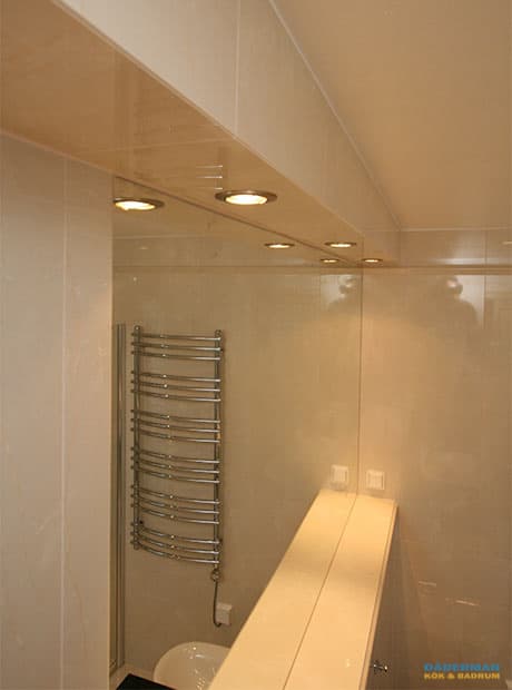 Nordiskt badrum med unik handfatsbänk