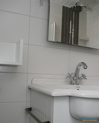 Skandinaviskt badrum med snedtak