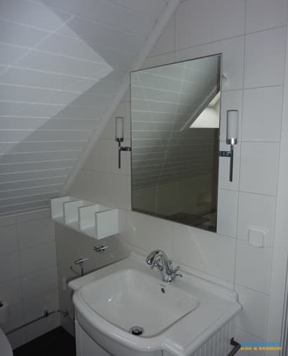 Skandinaviskt badrum med snedtak