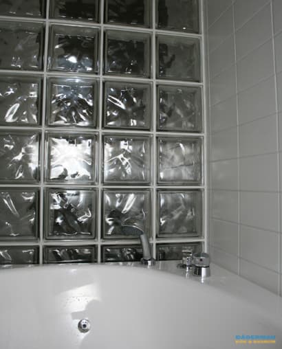 Skandinaviskt badrum med snedtak