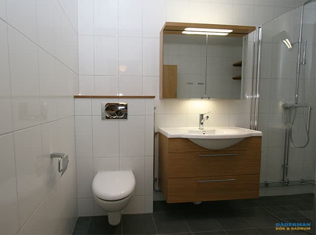 Skandinaviskt badrum med varma trädetaljer