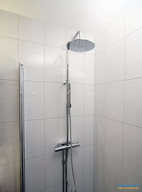 Skandinaviskt badrum med varma trädetaljer