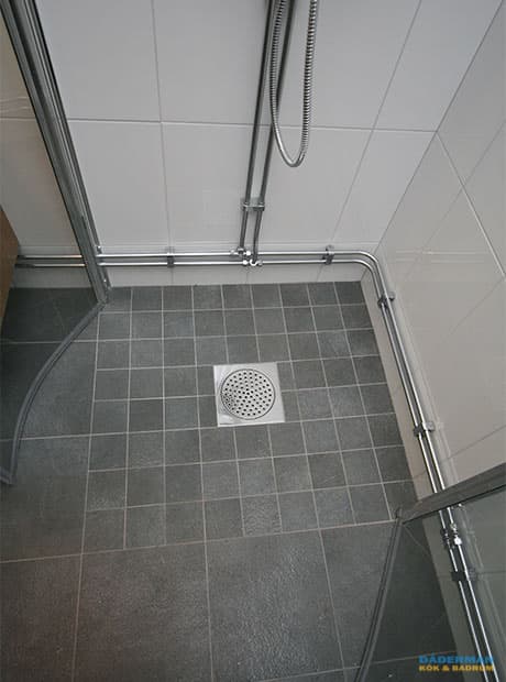 Skandinaviskt badrum med varma trädetaljer