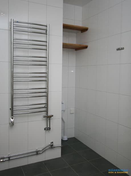 Skandinaviskt badrum med varma trädetaljer