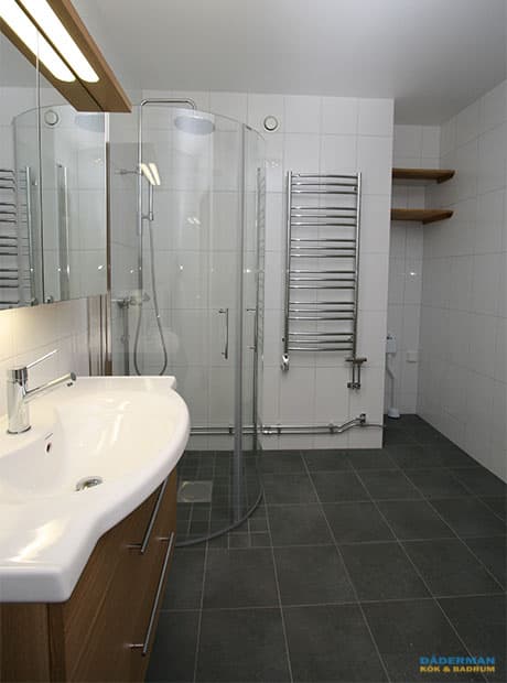 Skandinaviskt badrum med varma trädetaljer