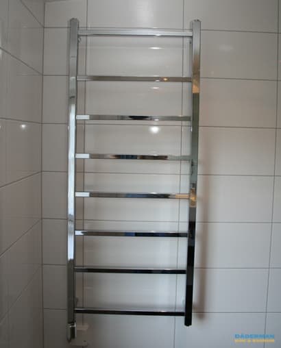 Snyggt badrum med brun mosaik