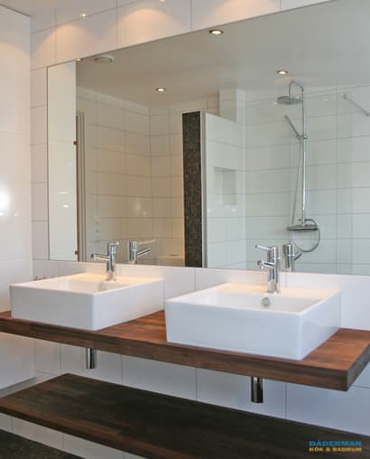 Snyggt badrum med brun mosaik