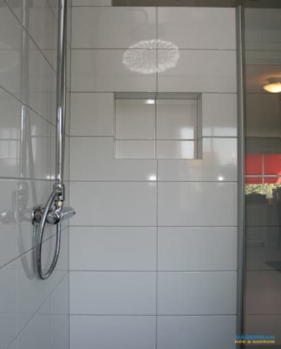 Snyggt badrum med brun mosaik