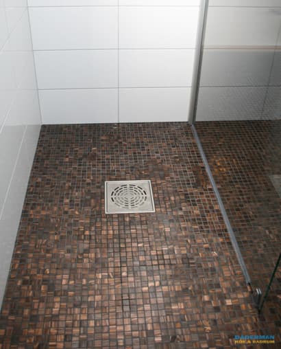 Snyggt badrum med brun mosaik