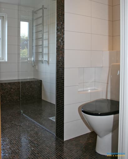 Snyggt badrum med brun mosaik