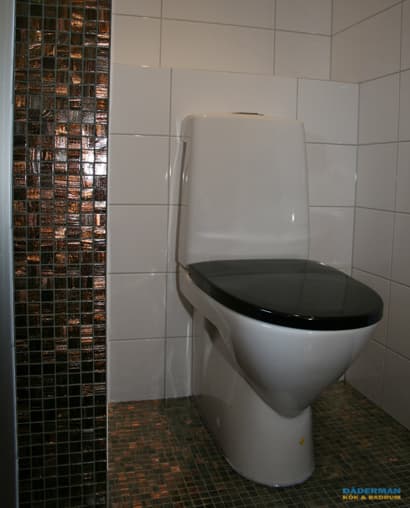 Snyggt badrum med brun mosaik