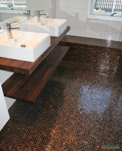 Snyggt badrum med brun mosaik