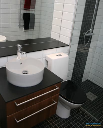 Stilrent badrum med tvättställ