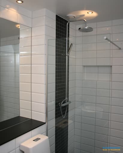 Stilrent badrum med tvättställ