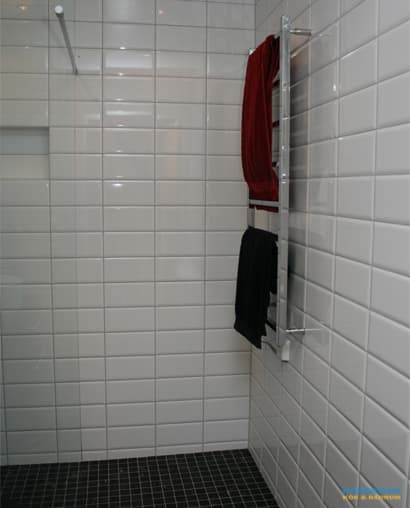 Stilrent badrum med tvättställ