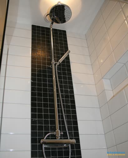 Stilrent badrum med tvättställ