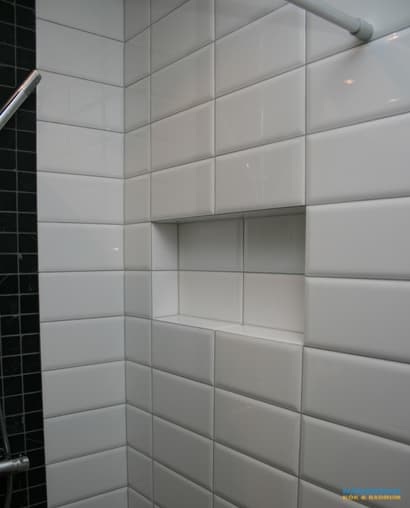 Stilrent badrum med tvättställ