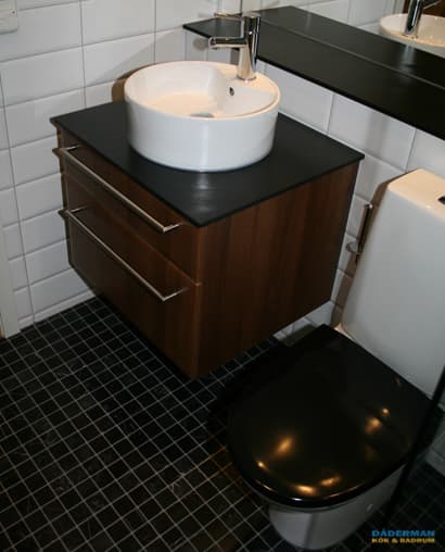 Stilrent badrum med tvättställ