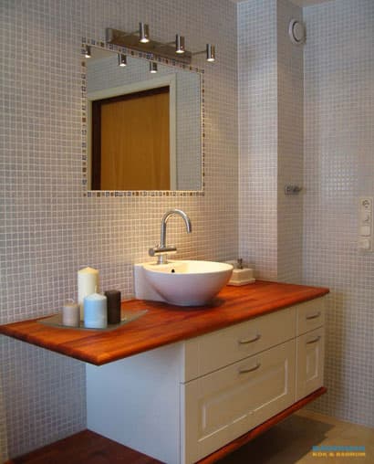 Unikt badrum med inkaklad spegel