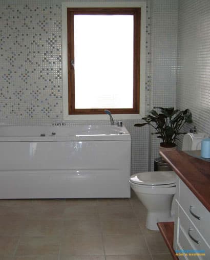 Unikt badrum med inkaklad spegel