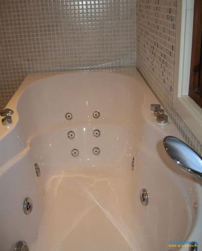 Unikt badrum med inkaklad spegel