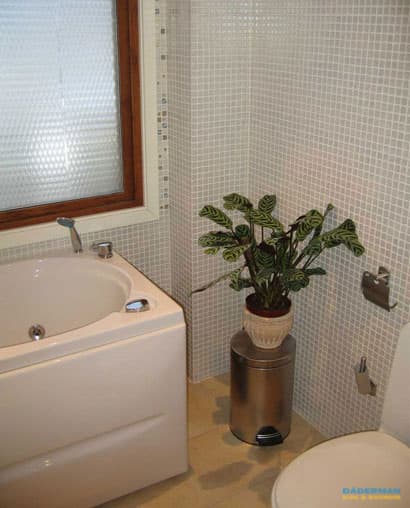 Unikt badrum med inkaklad spegel