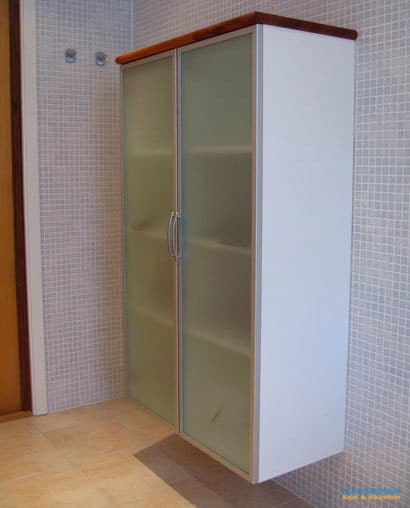 Unikt badrum med inkaklad spegel