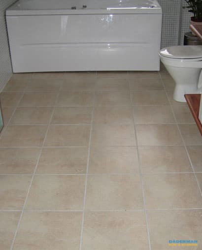 Unikt badrum med inkaklad spegel