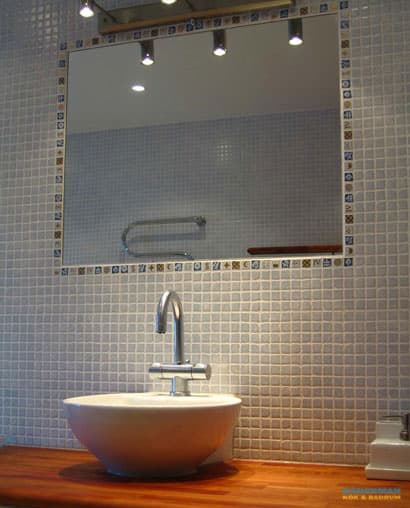 Unikt badrum med inkaklad spegel