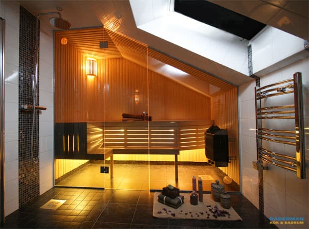 Unikt badrum med rymlig bastu