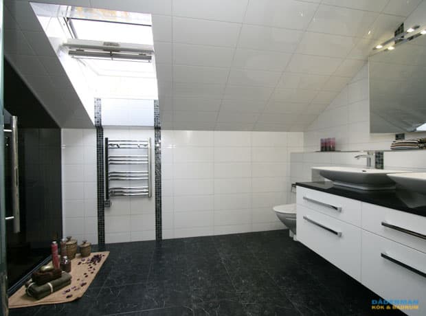 Unikt badrum med rymlig bastu