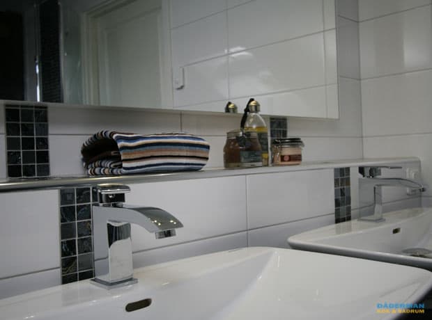 Unikt badrum med rymlig bastu