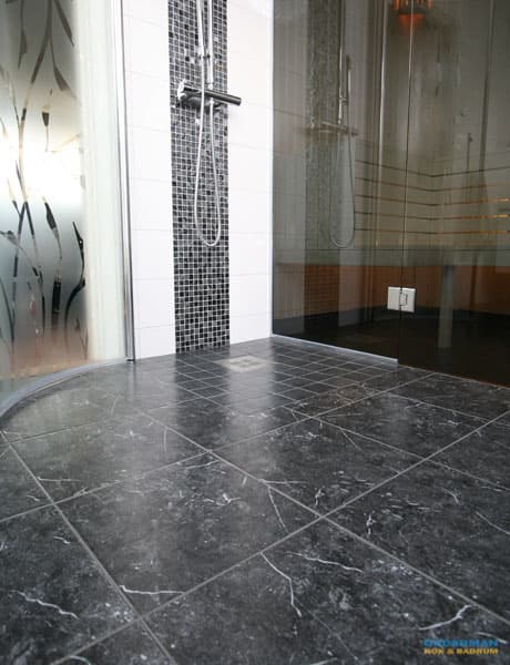 Unikt badrum med rymlig bastu