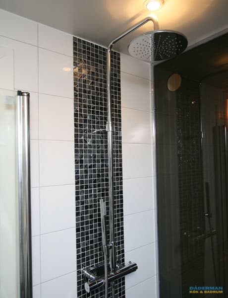 Unikt badrum med rymlig bastu