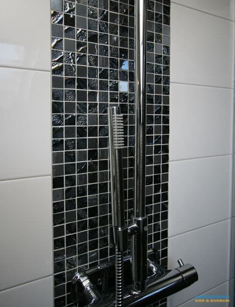 Unikt badrum med rymlig bastu