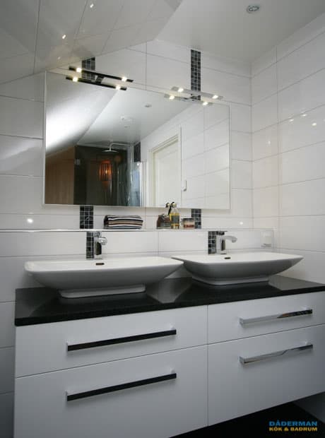 Unikt badrum med rymlig bastu