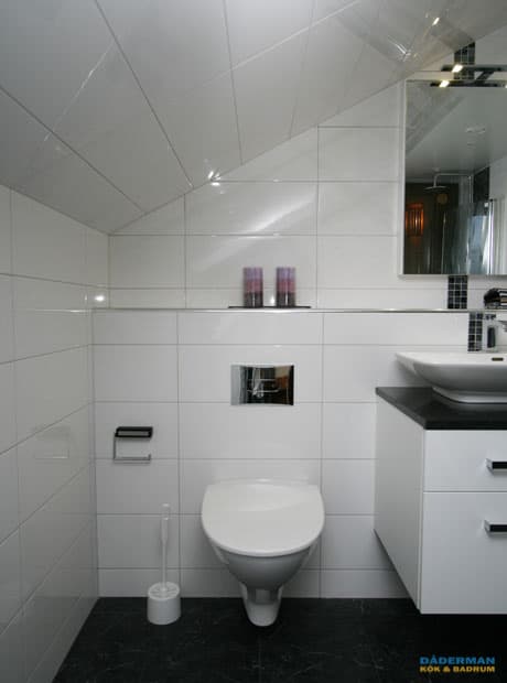 Unikt badrum med rymlig bastu