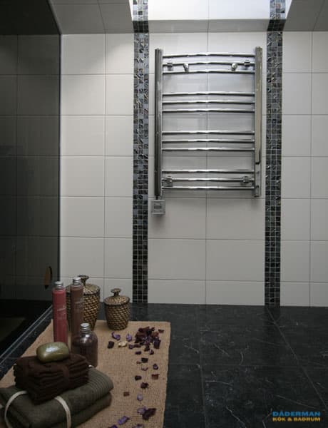 Unikt badrum med rymlig bastu