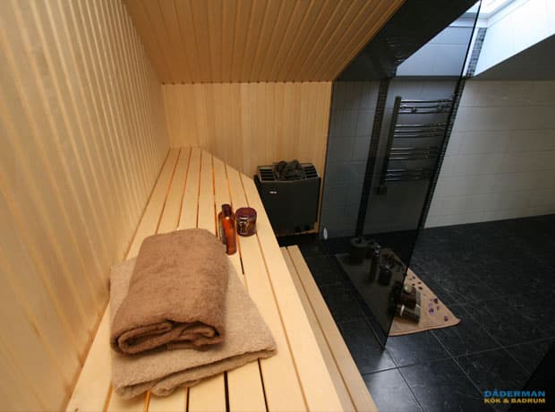 Unikt badrum med rymlig bastu