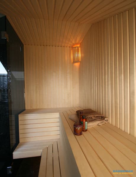 Unikt badrum med rymlig bastu